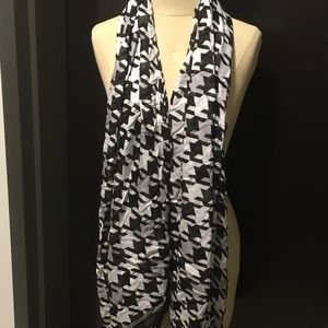 Vera Bradley Soft Fringe Scarf:MidnightHoundstooth